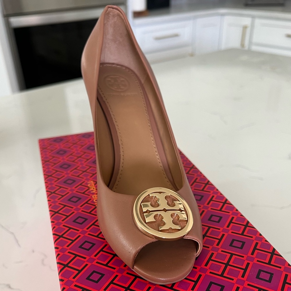 Tory Burch BENTON 2 85MM PEEP TOE WEDGE
NAPPA LEATHER Size US 6